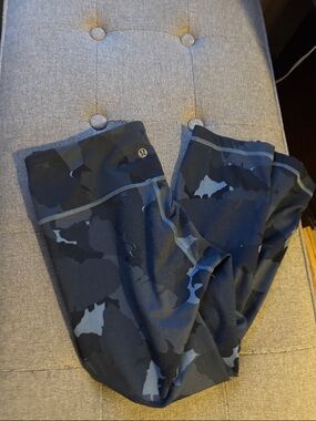 lululemon Light Gray Camo Cropped Leggings Women’s Size 8
